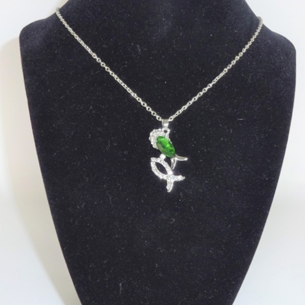 Green Crystal Rhinestone Fish Necklace Silver18"ChainStPattys Day Christian NEW - Picture 5 of 9